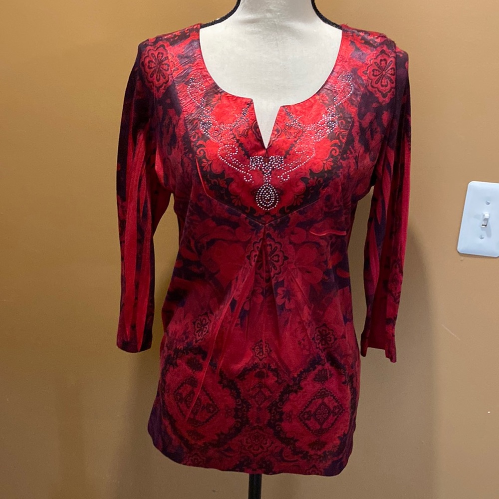 Unity petite red / black floral v neck w/ bling at neckline 3/4 sleeves shirt PL